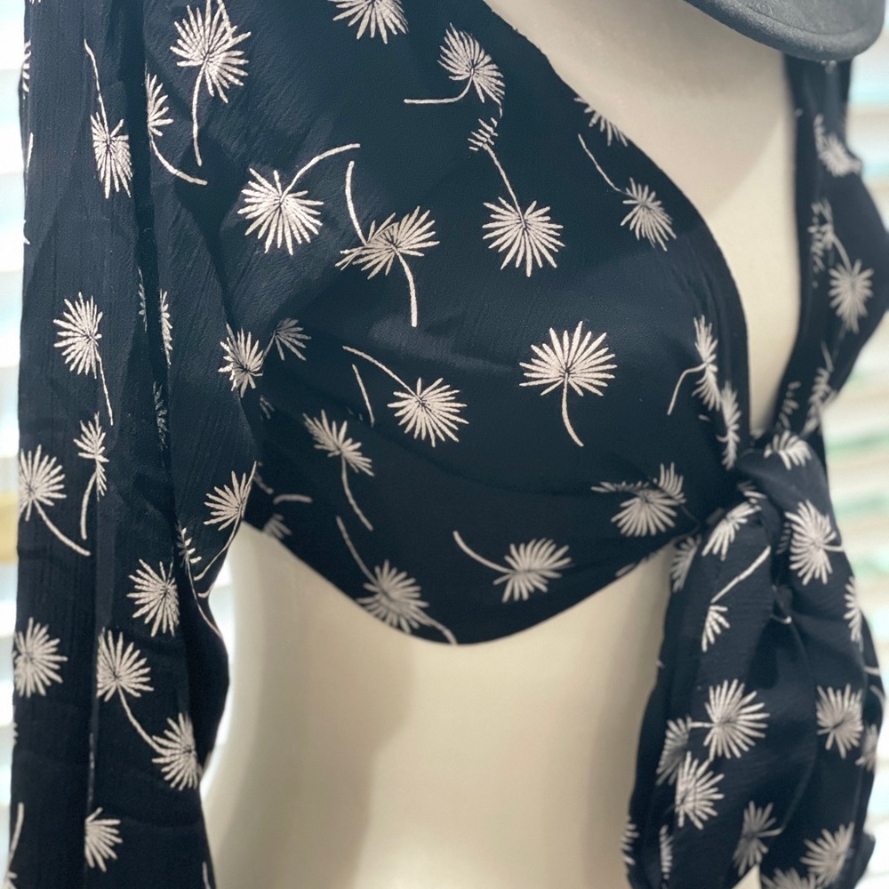 Front Tie Floral Crop Top Black - Picture 4 of 4